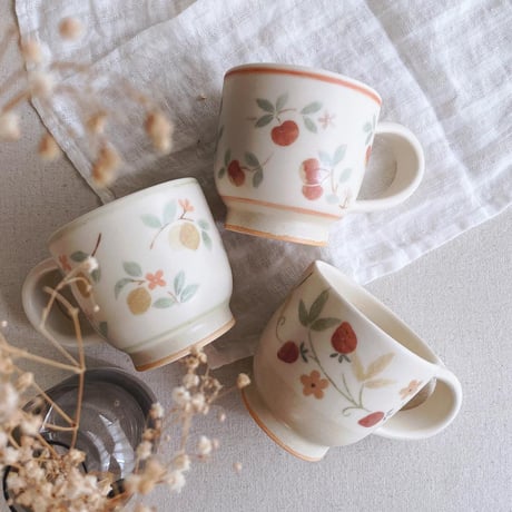 イチゴとお花のマグカップ/Strawberry and flower mug