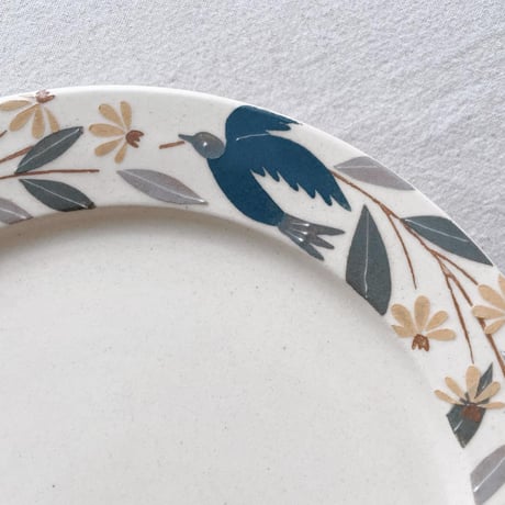 花を運ぶ鳥のリム皿　7寸/Bird rim plate carrying flowers(m-size)