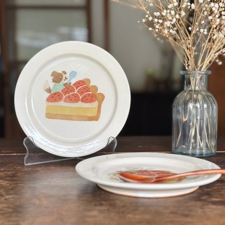 リム皿M”犬といちごタルト”/Rimmed Plate M "Dog and Strawberry Tart"