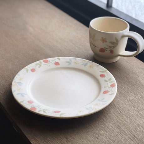イチゴと黄色いお花のリム皿　6寸/Strawberry and yellow flower rim plate