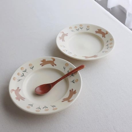 キツネとタンポポのリム皿/Fox and dandelion rim dish