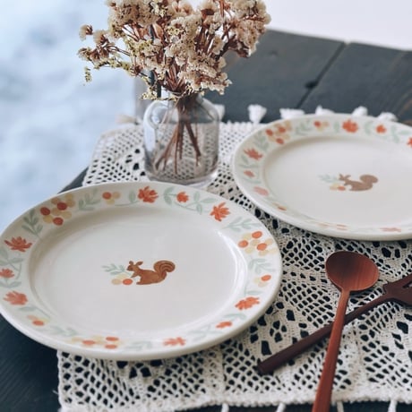 リムプレート“リスと赤いバラ”/Rim Plate "Squirrel and Red Rose"