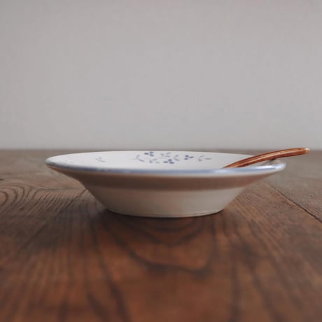 【シロムク釉】青いお花と鳥のリムボウル/Blue flower and bird rim bowl