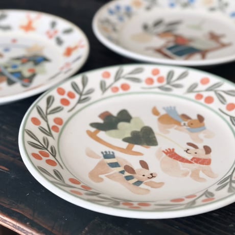 リムプレート“犬のもみの木運び”/Rim Plate "Dog Carrying Fir Tree"