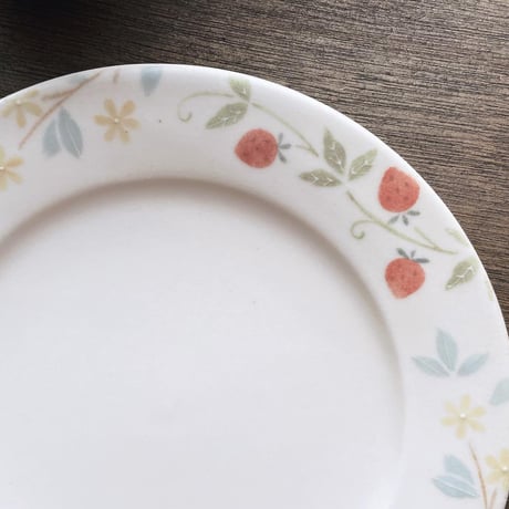 イチゴと黄色いお花のリム皿　6寸/Strawberry and yellow flower rim plate