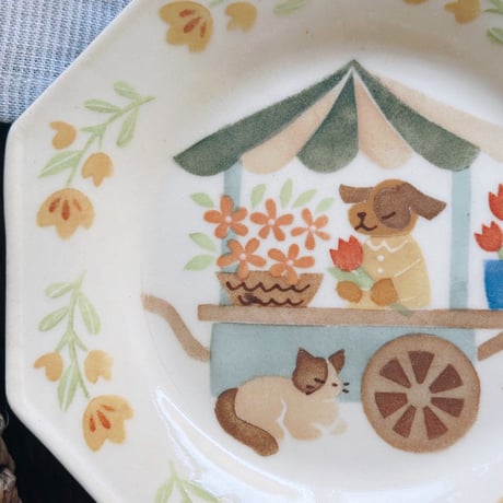 八角皿“お花屋さんの犬とねこ”/Octagonal Plate "Flower Shop Dog and Cat"