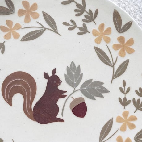 リスとドングリの平皿　7寸/Flat plate of squirrel(m-size) and acorn