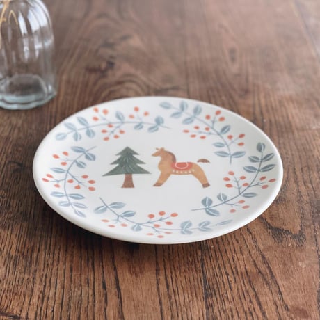 馬と赤い実の平皿　7寸/A plate of horses and red berries