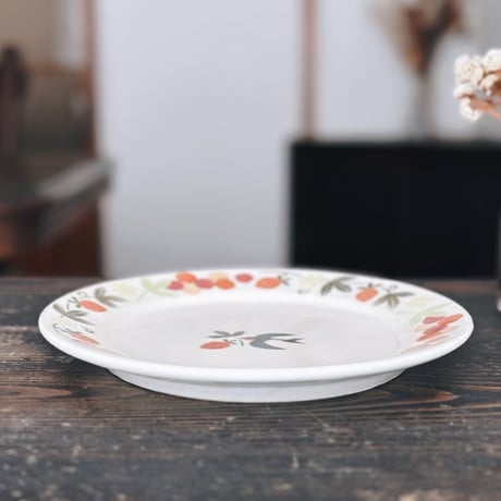 リムプレート“いちごと葡萄とツバメ”/Rim Plate "Strawberries, Grapes, and Swallows"