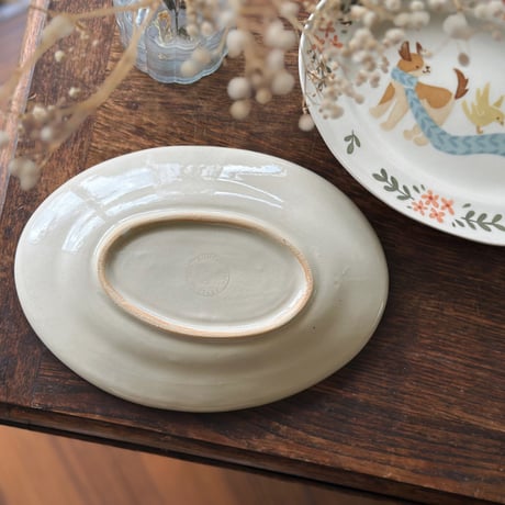 楕円皿“犬と青いマフラー”/Oval plate "Dog and Blue Scarf"