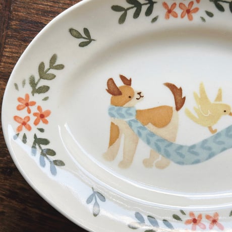 楕円皿“犬と青いマフラー”/Oval plate "Dog and Blue Scarf"