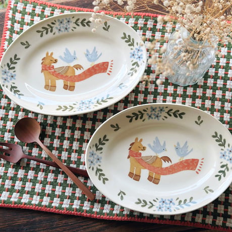 楕円皿“馬と赤いマフラー”/Oval plate "Horse and Red Scarf"