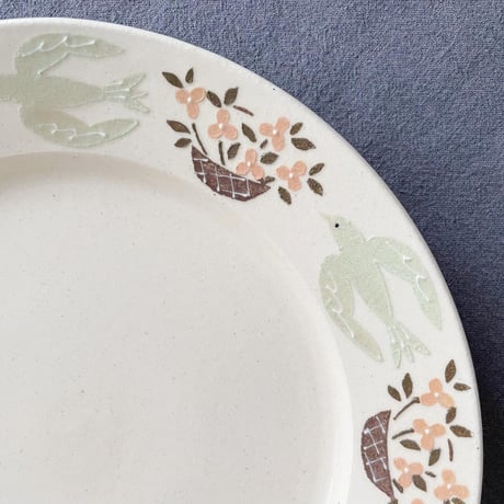 ヒワ色の鳥と花籠のリム皿 7寸 / Carduelinae bird and flower basket rim plate (m-size)