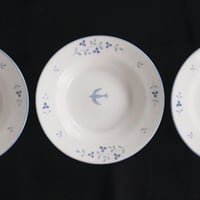 【シロムク釉】青いお花と鳥のリムボウル/Blue flower and bird rim bowl
