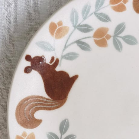 リスとチューリップの平皿　7寸/Plate of squirrels and tulips