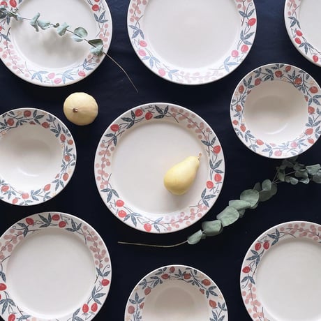 イチゴとブドウのリム皿 　8寸/Strawberry and grape rim plate(l-size)