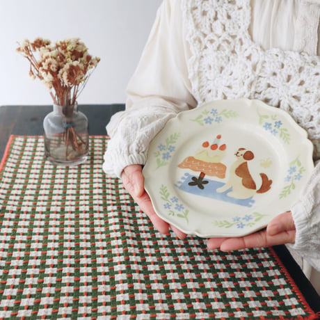 花リム皿“犬のお誕生日”/Flower-rimmed plate "Dog's Birthday"