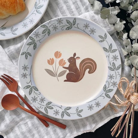 お花とリスのリム皿　8寸/Flower and squirrel rim plate