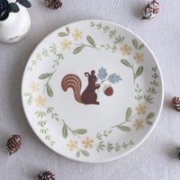 リスとどんぐりの平皿　7寸/Plate of squirrels and acorns