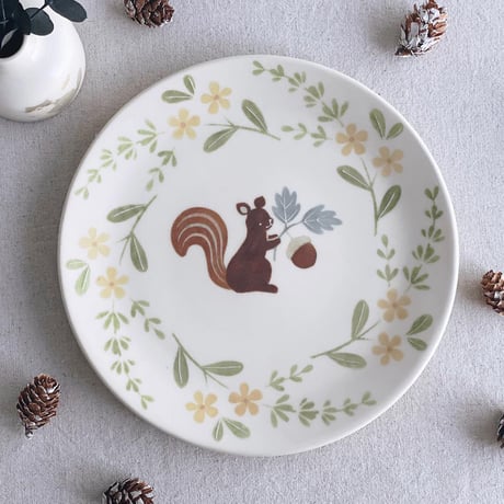 リスとどんぐりの平皿　7寸/Plate of squirrels and acorns