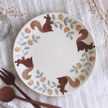 リスとチューリップの平皿　7寸/Plate of squirrels and tulips