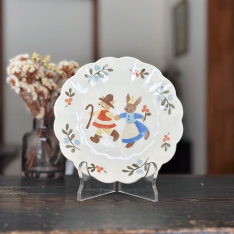 フラワーリムプレート“キツネとうさぎ”/Flower Rim Plate "The Fox and the Rabbit Go Out"