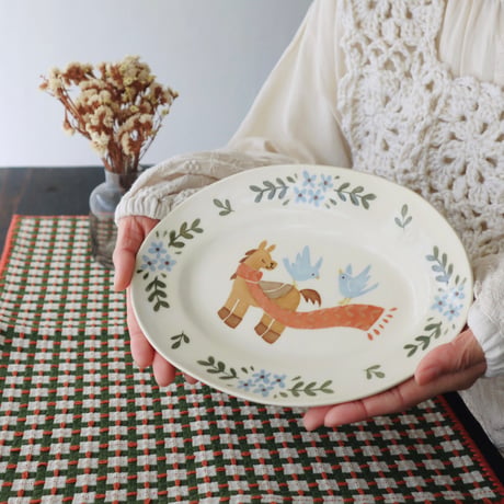 楕円皿“馬と赤いマフラー”/Oval plate "Horse and Red Scarf"