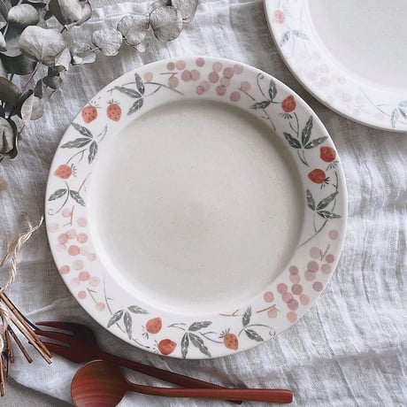 イチゴとブドウの七寸皿/Strawberry and grape rim plate(m-size)