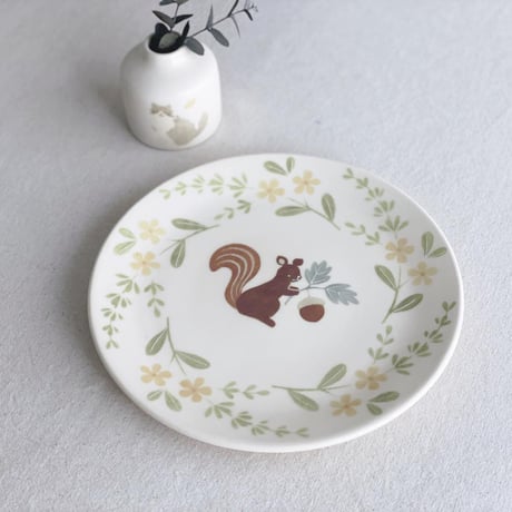 リスとどんぐりの平皿　7寸/Plate of squirrels and acorns