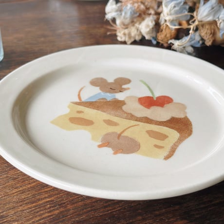 リム皿M”ネズミとチーズケーキ”/Rimmed Plate M "Mouse and Cheesecake"