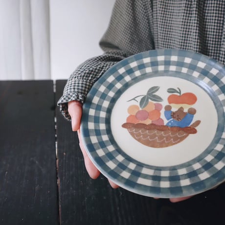 リムプレート“ネコとフルーツバスケット”/Rim Plate "Cat and Fruit Basket"