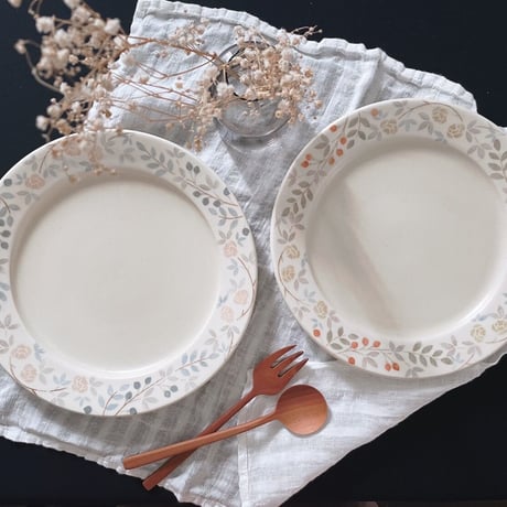 ピンクのバラと木の実のリム皿　7寸/Pink roses and nuts rim dish