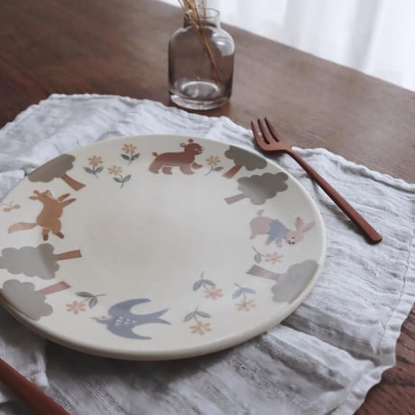 森の動物たちの平皿 7寸/Plate of forest animals