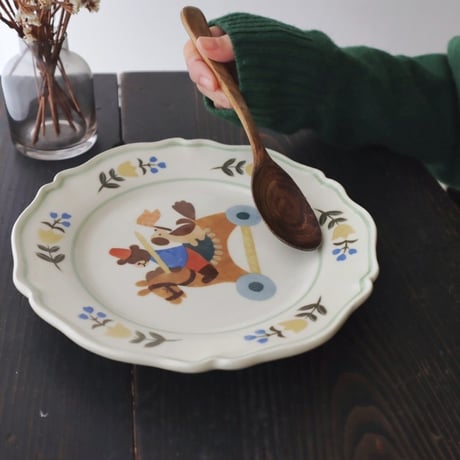 フラワーリムプレート“兵隊くまと木馬”/Flower Rim Plate "Soldier Bear and Rocking Horse"