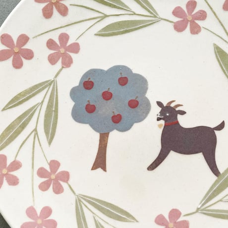 ヤギとリンゴの木の平皿　7寸/Flat plate of goat and apple tree(m-size)