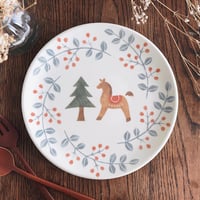 馬と赤い実の平皿　7寸/A plate of horses and red berries