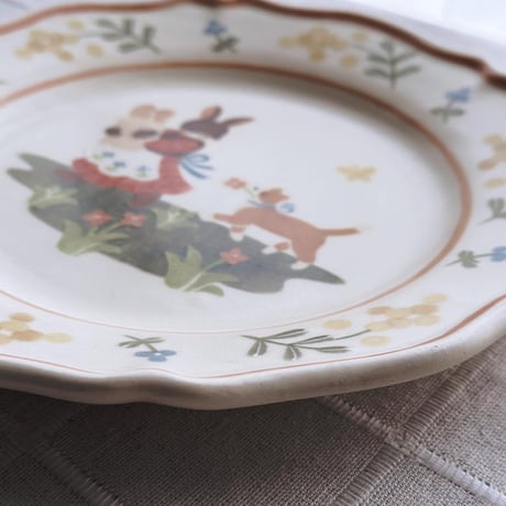 うさぎのお買い物花リム皿/Rabbit shopping flower rim plate