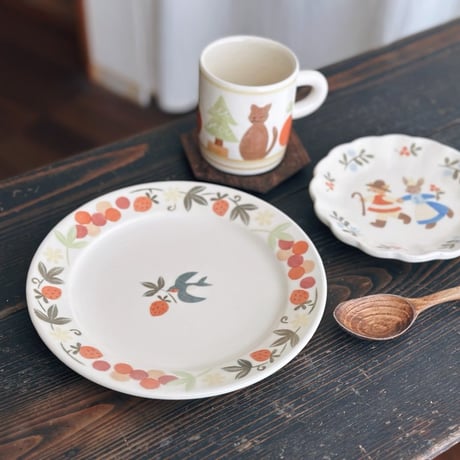 リムプレート“いちごと葡萄とツバメ”/Rim Plate "Strawberries, Grapes, and Swallows"