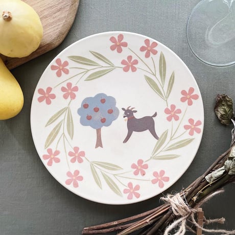 ヤギとリンゴの木の平皿　7寸/Flat plate of goat and apple tree(m-size)