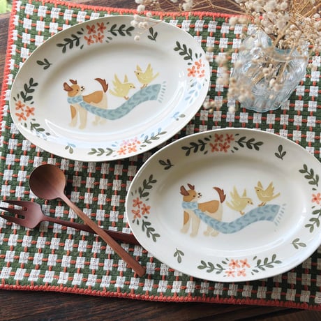 楕円皿“犬と青いマフラー”/Oval plate "Dog and Blue Scarf"