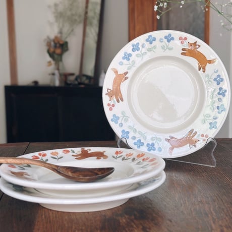 リム広皿いろいろ/Various wide-rimmed plates