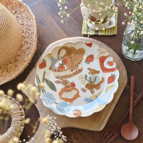 花皿“うさぎと犬のピクニック”/Flower plate "Rabbit and dog picnic"