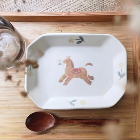 馬と黄色いお花の四角皿/Horse and yellow flower square plate