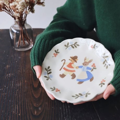 フラワーリムプレート“キツネとうさぎ”/Flower Rim Plate "The Fox and the Rabbit Go Out"