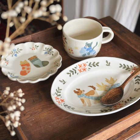 楕円皿“犬と青いマフラー”/Oval plate "Dog and Blue Scarf"
