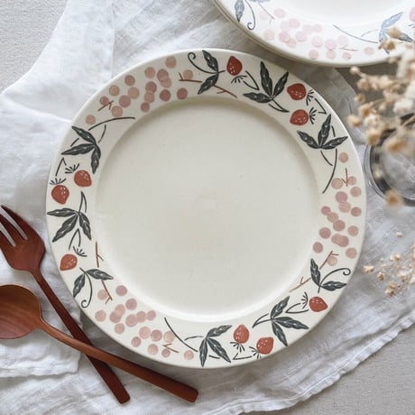 イチゴとブドウのリム皿　7寸/Strawberry and grape rim dish
