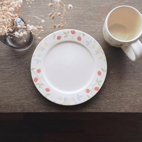 イチゴと黄色いお花のリム皿　6寸/Strawberry and yellow flower rim plate
