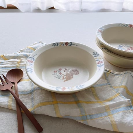 リスとお花の深皿　6寸/Squirrel and flower deep plate