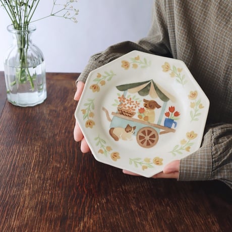 八角皿“お花屋さんの犬とねこ”/Octagonal Plate "Flower Shop Dog and Cat"