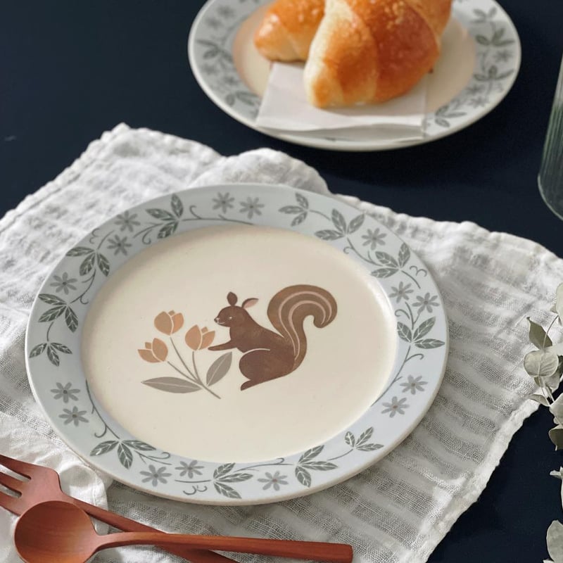 中村かりん　リス　どんぐり　秋　イッチン大皿 お花とリスのリム皿 8寸/Flower and squirrel rim plate | 文鳥舎